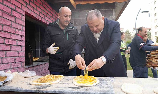 MHP'li başkan ve milletvekili, elleriyle yaptıkları pideleri vatandaşlara dağıttı