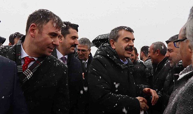 Milli Eğitim Bakanı Tekin'e kar altında coşkulu karşılama
