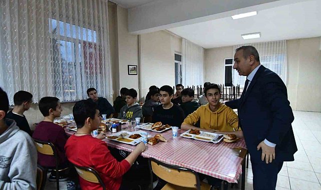 Milli Eğitim Müdürü Akbaş öğrencilerle oruç açtı