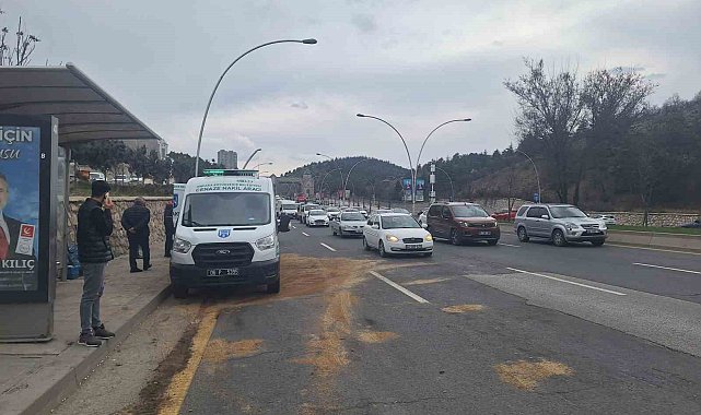 Minibüs belediye otobüsüne çarptı: 1 ölü, 1 yaralı