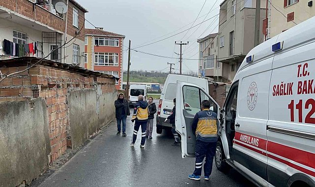 Minibüsün elektrik direği ve çöp konteynerine çarptığı kaza kamerada