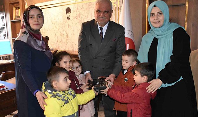 Minikler Filistin'e destek için kumbaralarını bağışladı