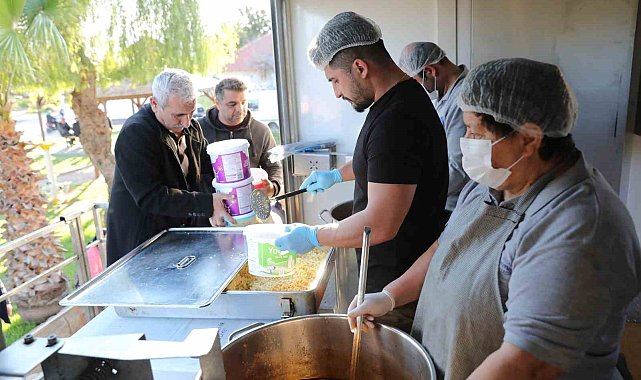 Mobil Aşevi Tırı, mahallelerde sıcak yemek dağıtımına devam ediyor