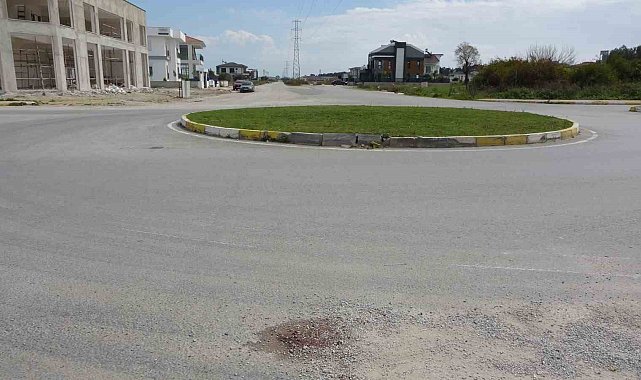 Motosiklet bordüre çarptı, yolcu 10 metre adeta havada uçtu