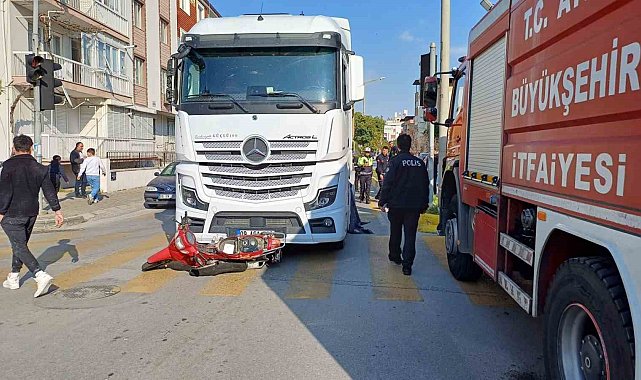 Motosiklet, hafriyat kamyonunun altında kaldı