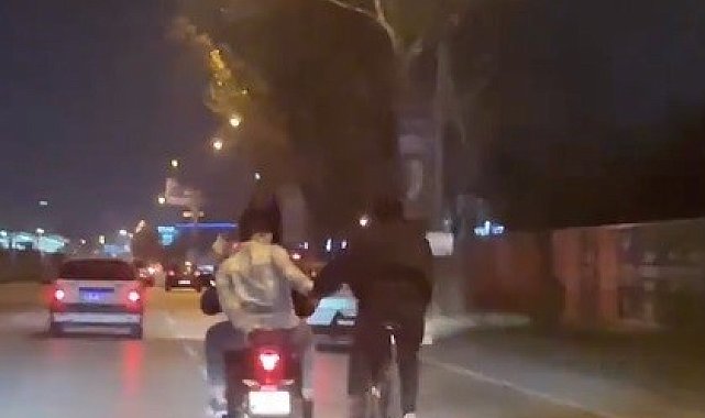 Motosiklet ile bisikleti çekti...Tehlikeli anlar kamerada