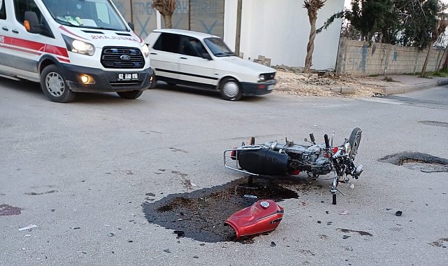 Motosikletle otomobil çarpıştı: 1'i ağır 2 yaralı