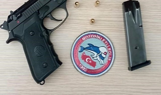 Motosikletli timler ruhsatsız tabanca ele geçirdi