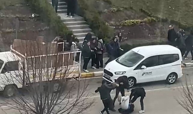 Motosikletliyi gafil avladılar: 4 kişi önünü kesip tekme ve yumruklarla saldırdı