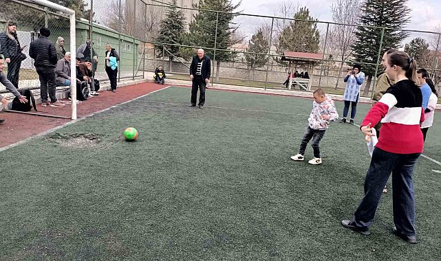 Müdür Kasapoğlu, down sendromlu gençlerle buluştu