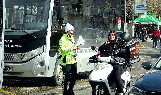 Muğla trafik ekiplerinden kadın sürücülere jest