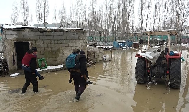 Muş'ta derenin taştığı köy su altında kaldı