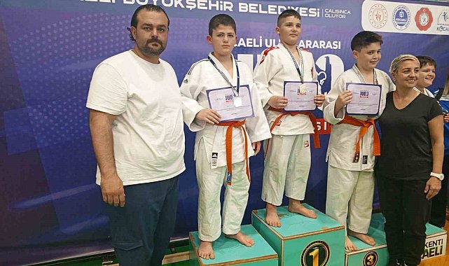 Müsabakalardan madalyaları ile döndüler