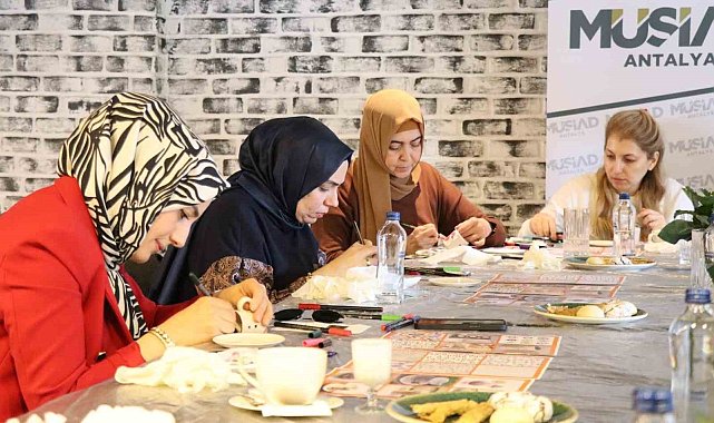 MÜSİAD Kadın Antalya Şubesi, kadınları seramik boyama sanatıyla buluşturdu