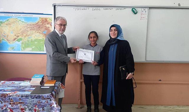 Namazını aksatmadan kılan gençler ödüllendirildi