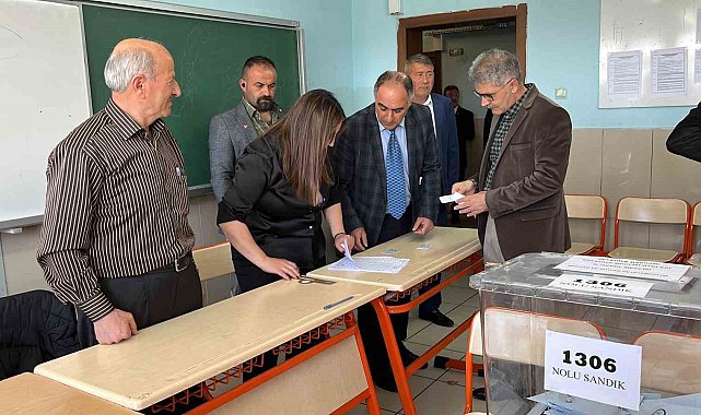 Niğde Valisi Cahit Çelik ve eşi oyunu kullandı