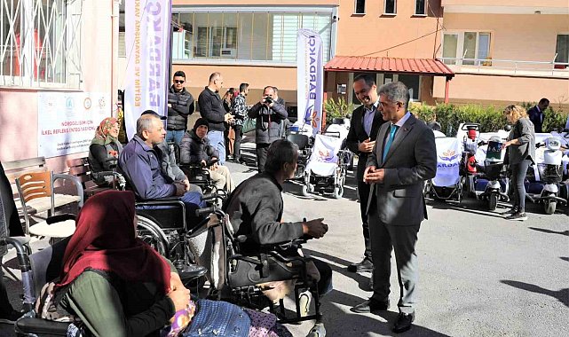 Niğde'de hayırseverler tarafından 20 engelliye akülü araba hediye edildi
