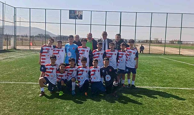 Niğde'de Okul Sporları Şampiyonları kupayı kaldırdı