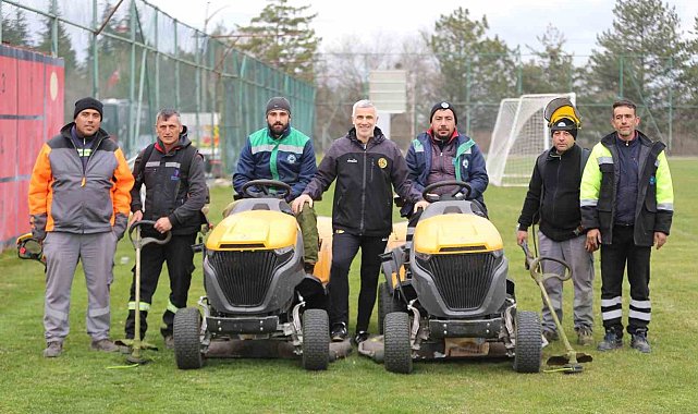 Odunpazarı Belediyesi tarafından Eskişehirspor tesislerindeki sahanın çimleri biçildi