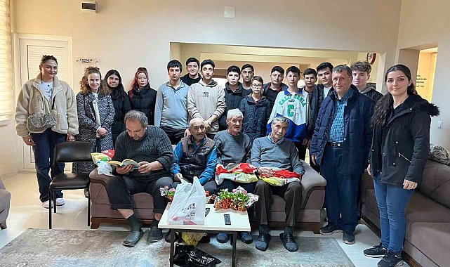 Öğrenciler aceze evinde kalan yaşlıları ziyaret ettiler