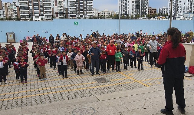 Öğrenciler ders öncesi spor yaptı