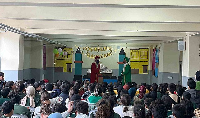 Öğrenciler Hacivat-Karagöz gösterisi ile eğlendi