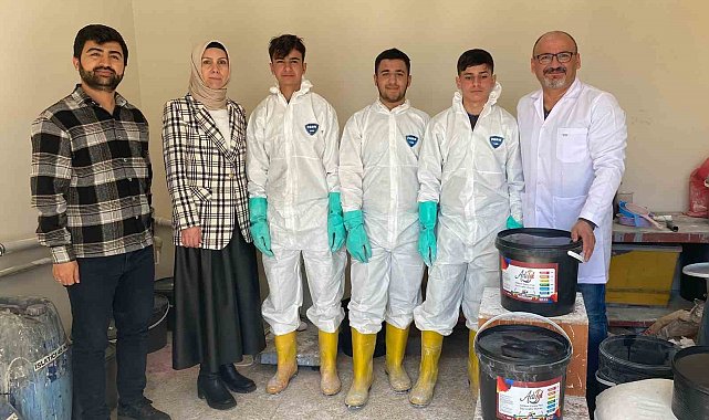 Öğrenciler hem meslek öğreniyor hem de para kazanıyor