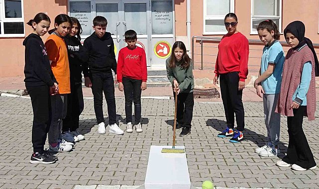 Öğrenciler ilk kez golf oynamanın sevincini yaşıyor