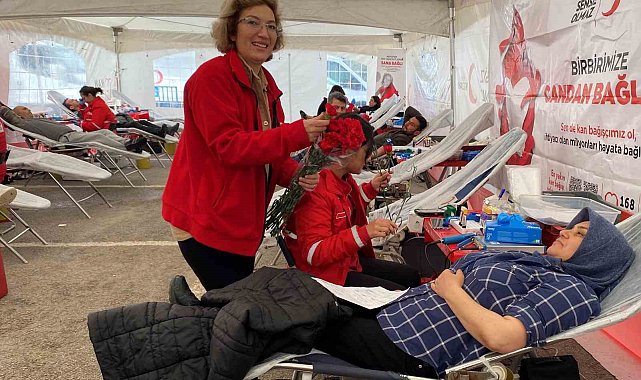 Öğrenciler öncülük etti, veliler kan bağışında bulundu