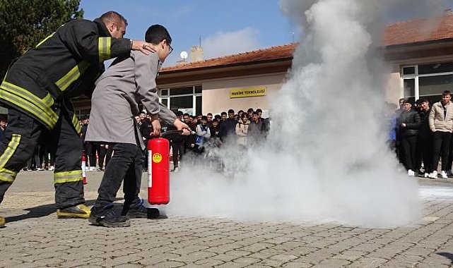 Öğrenciler tatbikat ile yangın söndürmeyi öğrendi