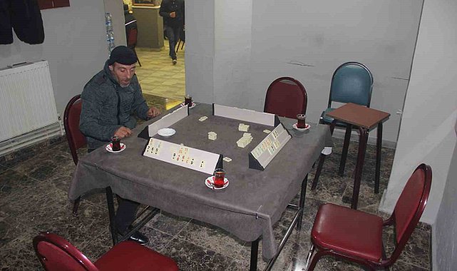 Okey masasına arkadaş bulamadı, 4 kişilik oyunu tek başına oynadı