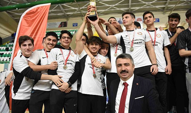 Okul sporları ilçe şenliklerinde görkemli final