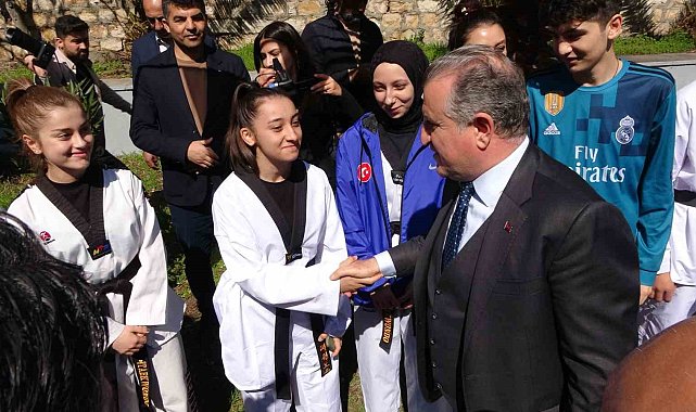 Osman Aşkın Bak: "Kahramanmaraş'a 12 bin 500 kişilik stadyum kazandıracağız"