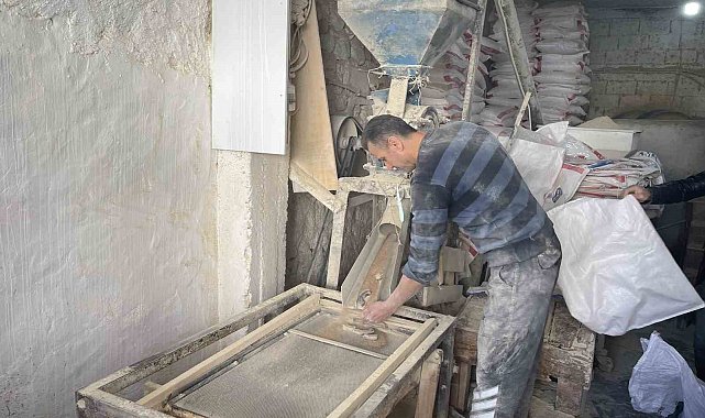 Osmaniyeli değirmenci, babadan kalma taş değirmende teknolojiye karşı direniyor
