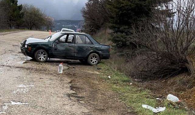 Otomobil ağaca çarptı: 3 yaralı