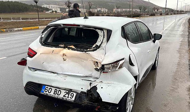 Otomobil ile tır çarpıştı: 2 yaralı