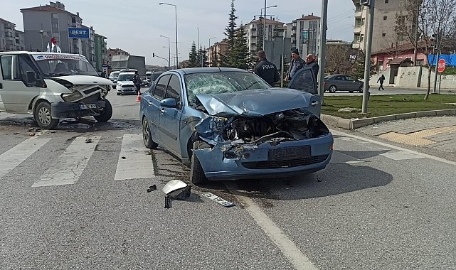 Otomobil ve minibüs çarpıştı: 4 yaralı