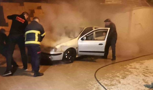 Otomobilde çıkan yangını itfaiye ekipleri söndürdü