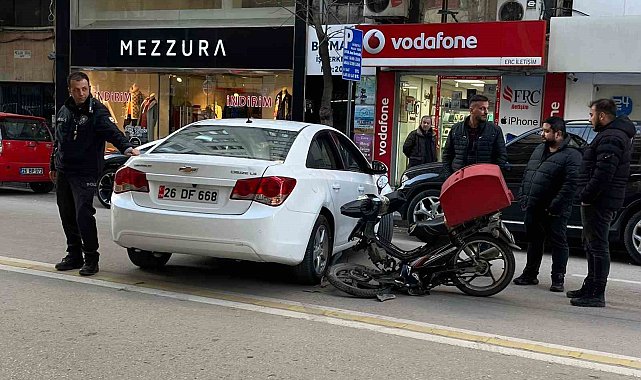 Otomobile çarparak ikiye bölünen motosikletin sürücüsü yaralandı