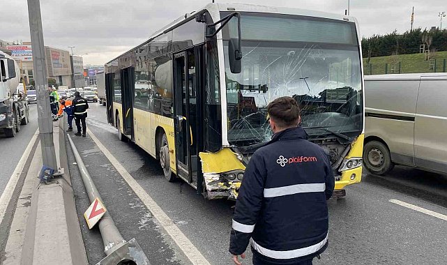 Otomobilin otobüse çarptığı anlar kamerada: 2 yaralı