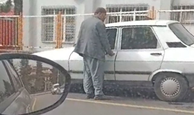 Otomobilini park edip dilenmeye gitti
