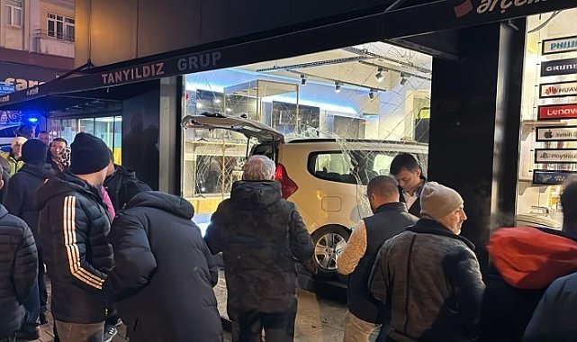 Otomobille çarpışan hafif ticari araç beyaz eşya dükkanına daldı
