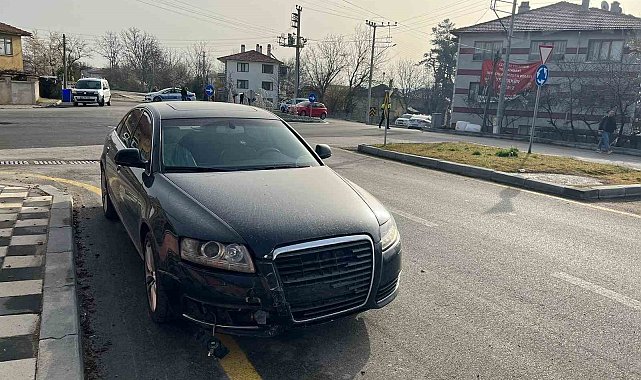 Otomobille çarpışan hafif ticari araç devrildi: 1 yaralı