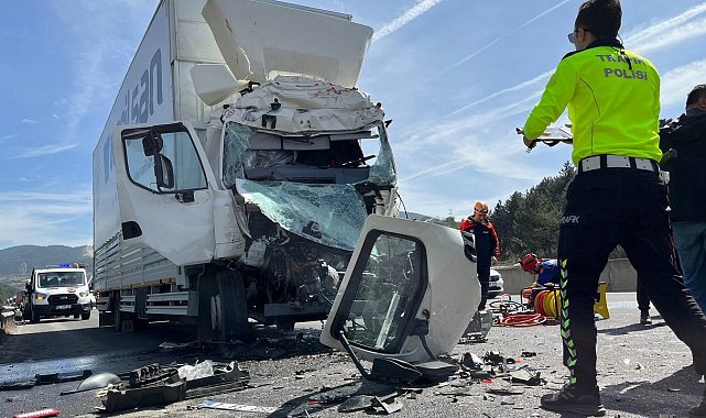 Otoyolda lastiği patlayan tıra çarpan kamyon kağıt gibi ezildi: 1 yaralı