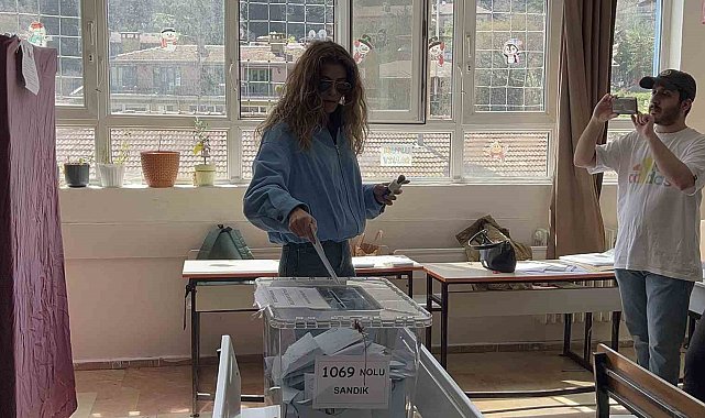 Oyuncu Berrak Tüzünataç oyunu kullandı