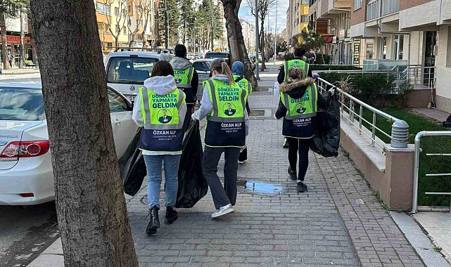 Özkan Alp gönüllüleri, duyarlılığı arttırmak için çöp topladı