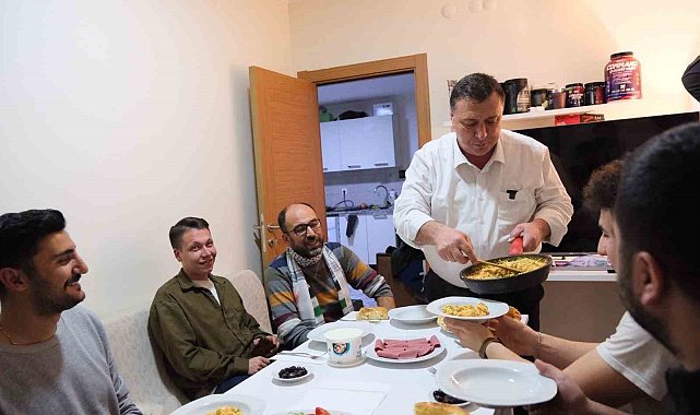 Özkan Alp öğrenci evinde sahur yaptı