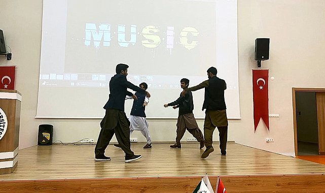 Pakistanlı öğrenciler ülkelerini şarkı ve geleneksel halk oyunları ile tanıttı