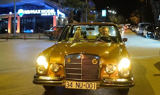 Pamukkale Adayı Pekdemir klasik otomobiliyle şehir turu attı