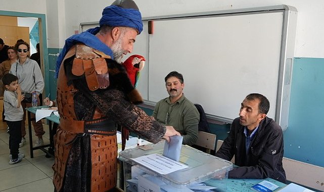 Papağanıyla oy kullanmaya gelen vatandaş ilgi odağı oldu